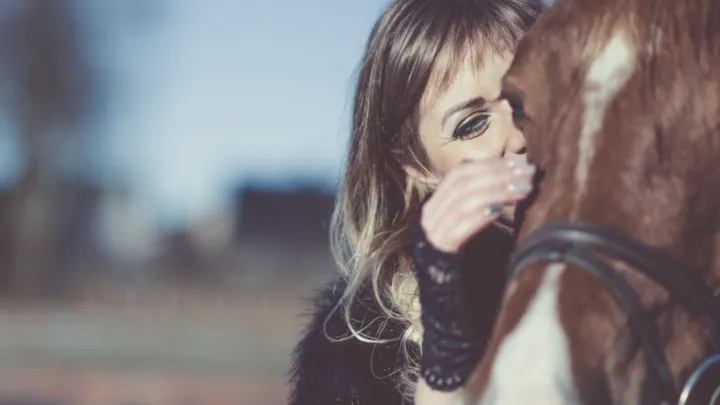 Cheval étreint femme enceinte - Le médecin voit l’échographie et appelle la police