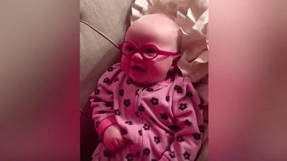 VIDEO: Dit filmpje is echt té schattig, deze baby krijgt een brilletje en ziet voor het eerst haar ouders helder!