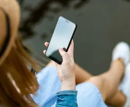 Questa donna ha fatto cadere il suo telefono in acqua, ma quello che è successo dopo è incredibile!