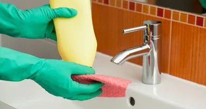 6 x handy cleaning tips for the bathroom