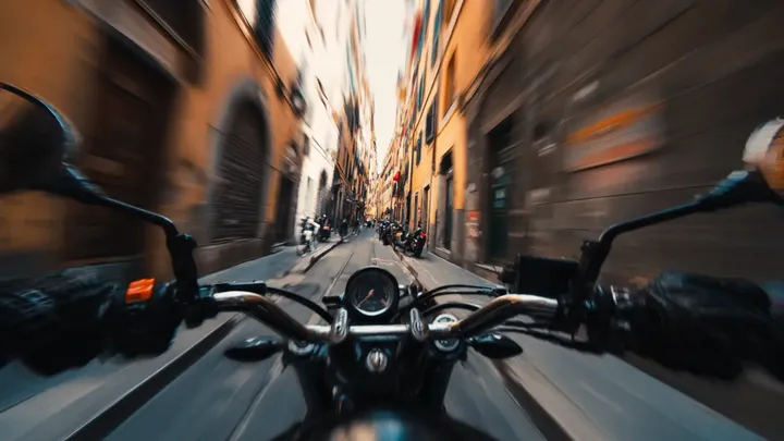 Un motard sans permis spectaculairement stupide roule imprudemment - puis aggrave la situation lorsqu'il aperçoit la police