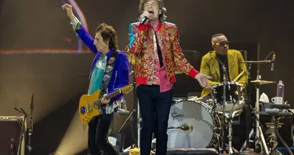 Mick Jagger tijdens concert in ArenA: 'Blij dat jullie niet bij Frans Bauer zijn'