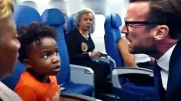 Este homem se cansou! Veja como ele deu uma lição no garoto que chutava seu assento e na mãe dele!
