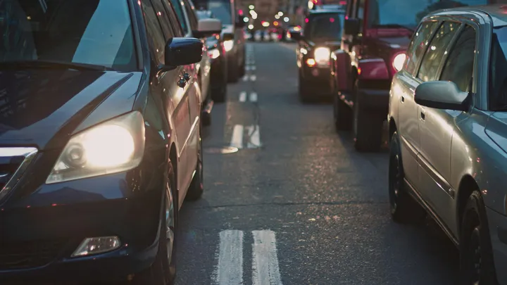 Druk op de weg tijdens pinksterweekend: zo vermijd je files