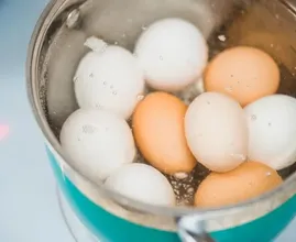 Nigdy nie wyrzucaj wody po ugotowaniu jajek - powód jest genialny!
