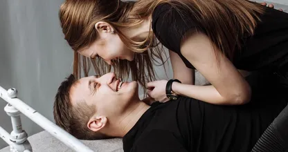 Rode oortjes: 25 procent Nederlanders heeft weleens stoute dromen over collega’s