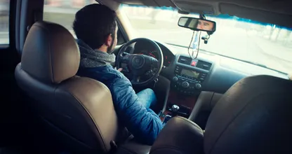 Esta es la razón por la que debes quitarte el abrigo antes de conducir