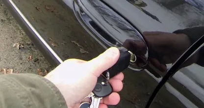 4 manieren om een bevroren autoslot te ontdooien