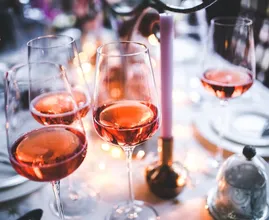 Mensen die veel alcohol drinken zijn vaak slimmer