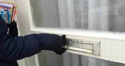 Folderbezorger Bjorn (15) krijgt de deur in zijn gezicht gesmeten: "Het lijkt erop dat bij de duurste huizen de botste mensen wonen"