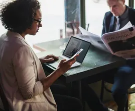 Phubbing: een vervelende gewoonte die bijna iedereen tegenwoordig heeft