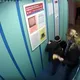 Te bizar: een hond beleeft bange momenten in de lift! Waarom doet die vrouw niks?