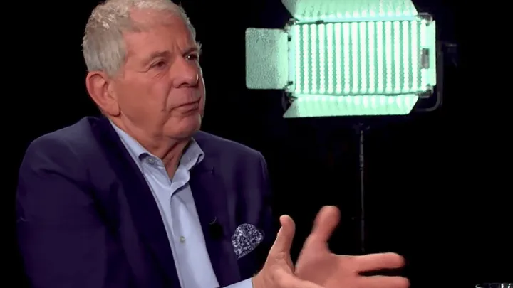 Frits Barend rijdt fietser aan in Amstelveen en blijft bij haar om haar te troosten