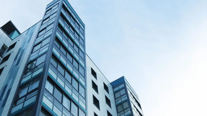 CEO wijst sollicitant in korte broek de deur, dit blijkt de fout van zijn leven