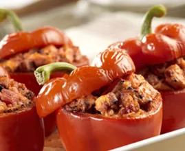 Estos pimientos rellenos con salsa de pollo y tomate iluminarán tu día