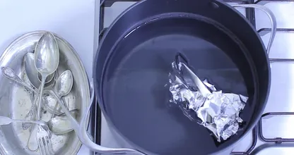 Lege ein Aluminiumball in kochendes Wasser und dein Silberbesteck glänzt wie nie zuvor