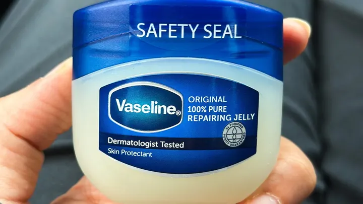 Waarom dermatologen bij een droge huid en toch teruggrijpen naar gewone vaseline