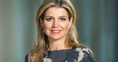 Presentator Art Rooijakkers laat koningin Máxima blozen na flirterige grap 