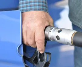 De benzineprijs ligt voor het eerst in maanden onder de 2,20 euro
