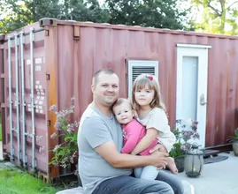 Von außen sieht er aus wie ein gewöhnlicher Schiffscontainer, aber warten Sie, bis Sie ihn von innen gesehen haben!