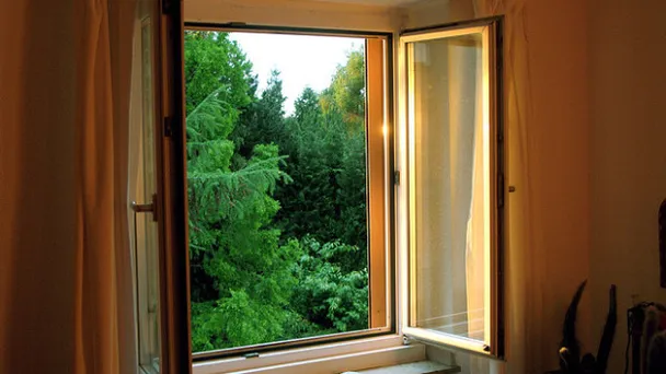 Was hilft mehr bei dieser Hitze: offene oder verschlossene Fenster? Die Antwort findest du hier!