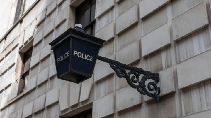 Cheval étreint femme enceinte - Le médecin voit l’échographie et appelle la police