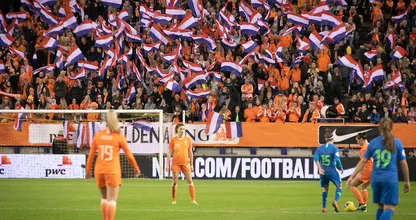 KNVB gaat Oranjevrouwen net zoveel betalen als heren