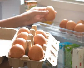 Huh? Blijkbaar kun je eieren beter niet in de koelkastdeur bewaren