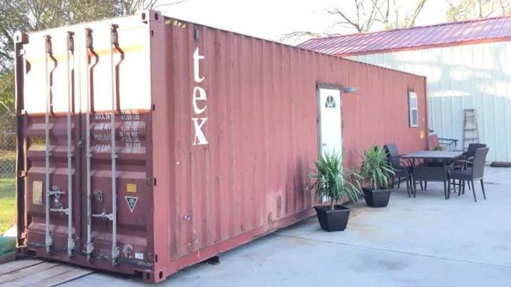 Von außen sieht es aus wie ein stinknormaler Container, aber wenn du reinguckst... Wow! Das ist nicht normal!