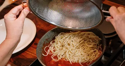 Aha! Met deze hack wordt pasta afgieten een stuk makkelijker