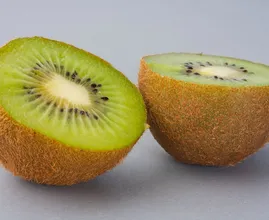 Voici pourquoi il est mieux de manger un kiwi avec la peau