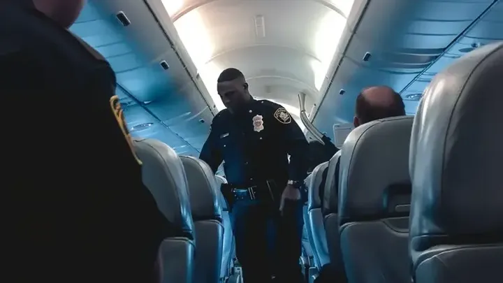Un ragazzo continua a fare strani segnali con la mano durante il volo: quando la hostess si accorge del motivo, ordina all'aereo di atterrare