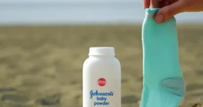 Waarom je vanaf nu altijd een oude sok en babypoeder meeneemt naar het strand