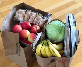 Vrouw in bijstand die boodschappen van moeder kreeg hoeft geen 7000 euro boete te betalen