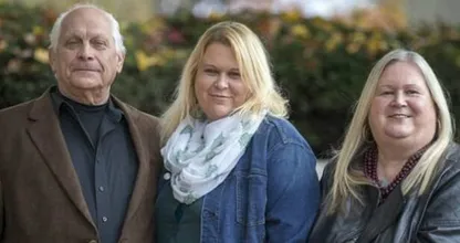 Bijzonder: dit koppel adopteert de 39-jarige dochter die ze als baby ter adoptie opgaven
