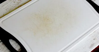 Du hast Flecken auf deinem Schneidebrett? So wirst du sie im Handumdrehen los!