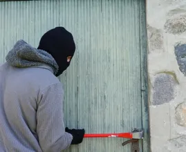 Mit diesen Tricks finden Einbrecher heraus, ob du Zuhause bist, oder nicht!