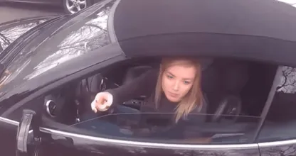 Un chauffeur de camion se venge gentiment de la riche femme qui l'a bloqué sur la route
