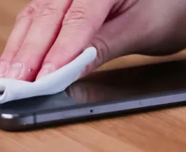 Putze dein Handy niemals mit Desinfektionstüchern, verwende lieber diesen selbstgemachten Geräte Reiniger