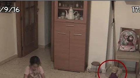 Dit is wel heel creepy: vader filmt zijn spelende dochter, dan beweegt in eens haar pop - uit zichzelf!