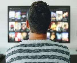Tiener kijkt 's nachts stiekem naar Netflix en redt gezin