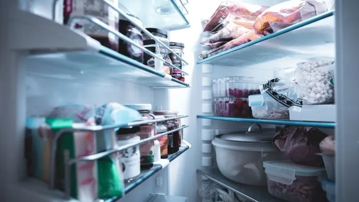 5 manieren om vervelende geuren uit je koelkast te krijgen