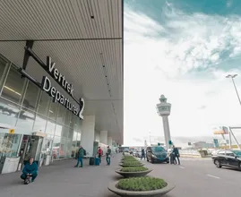 Weer man opgepakt die op Schiphol foto's deelde van vliegtuigcrash