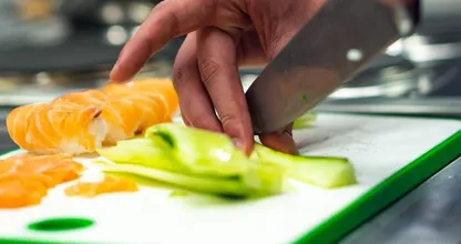 Heb je vlekken op je snijplank? Zo verwijder je ze in een handomdraai