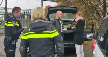 Man vraagt zijn vriendin ten huwelijk met hulp van politie Almelo