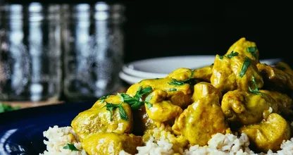 Schnelles Hühnchen-Curry - in 15 Minuten serviert. Das MUSST du probieren! Super cremig und würzig!