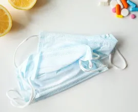 Oorpijn door je mondkapje? Met deze truc voorkom je dat