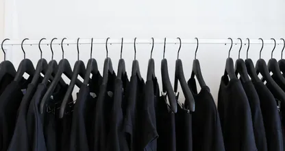 Met deze tips blijft jouw zwarte kleding langer zwart