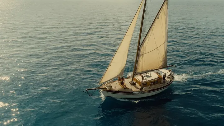 Una barca a vela si incaglia e incontra i pirati: quello che l'equipaggio fa per sopravvivere li stupisce tutti!