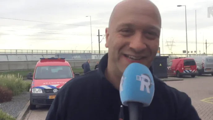 Deze man reanimeerde een baby'tje op zijn motorkap en redde zijn leven! Wat een held!